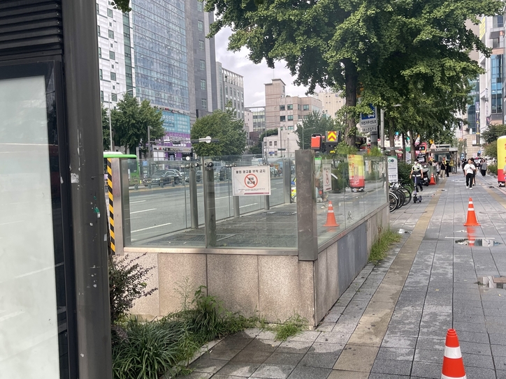 연기가 나오고 있는 환기구
